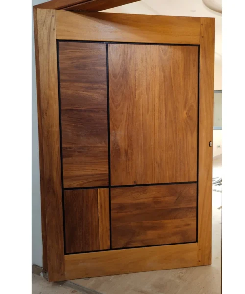 Porte pivotante en bois massif